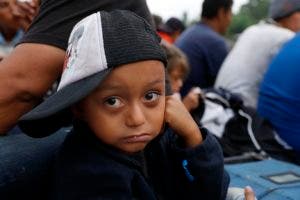 En la caravana de migrantes van cientos de niños.. (AP Photo/Marco Ugarte).