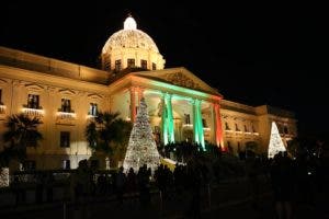 Encienden el árbol y las luces navideñas en el Palacio Nacional