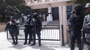 Caso Emely Peguero: más de 110 policías y militares están frente al Palacio de Justicia de SFM «por si acaso»