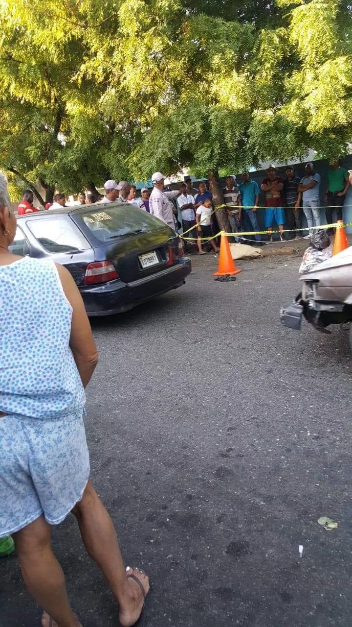 Encuentran cadáver atado de pies y manos dentro de un saco frente al Cementerio de la Máximo Gómez