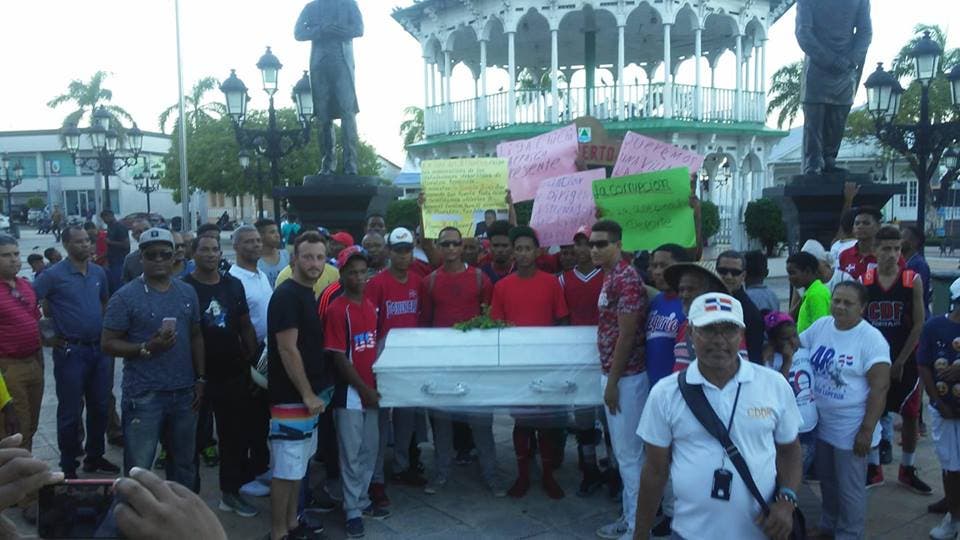 Realizan “sepelio” del sector deportivo de Puerto Plata por desatención de autoridades