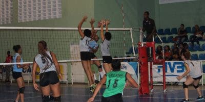 Villa Verde y La Curva triunfan en inicio  Torneo Voleibol Superior de La Romana