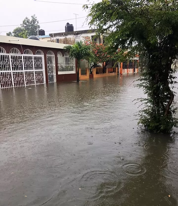 Aguaceros provocan inundaciones en varias avenidas en la parte baja de Puerto Plata