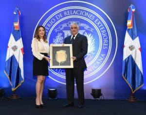 Ministerio de Relaciones Exteriores reconoce a arqueóloga dominicana Kathleen Martínez