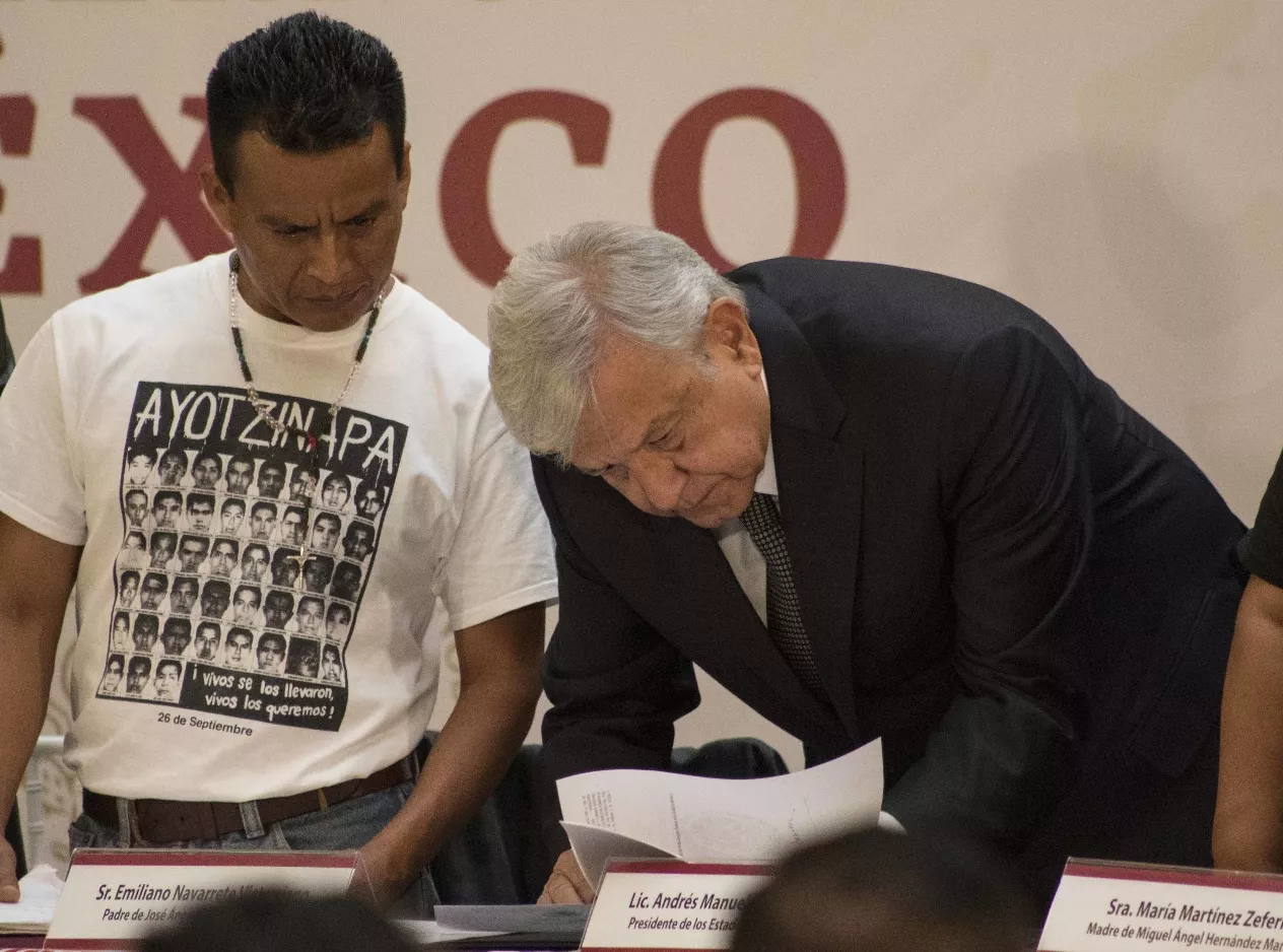 Obrador ordena indagar caso desaparición de 43 normalistas