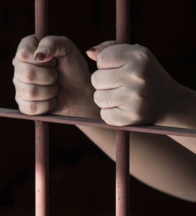 Tribunal impone 15 años de prisión para mujer acusada de robo