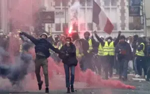 Protesta continúa en Francia por carburantes