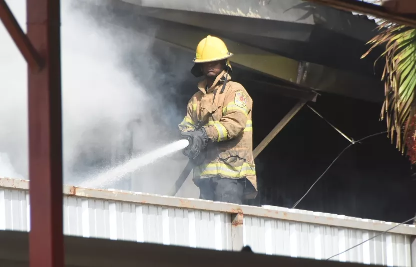 Incendio destruye popular tienda del sector Herrera