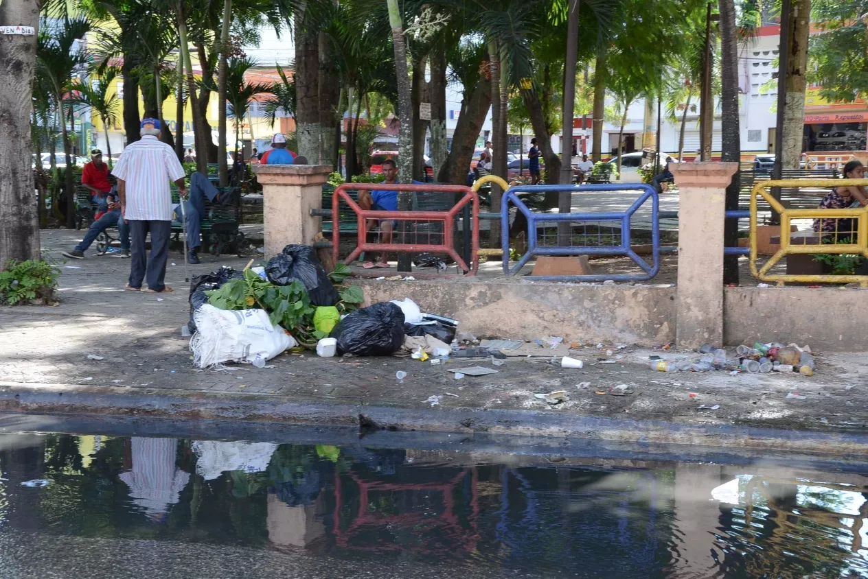 El parque Las Palmas, en Los Mina, exhibe un ambiente de descuido