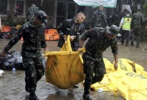 Brigadas mantienen labores de rescate tras el tsunami en Indonesia