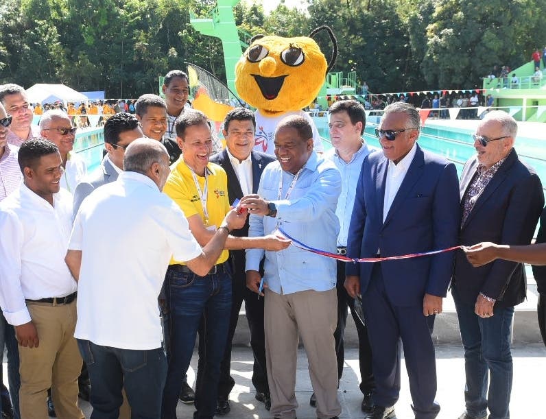 Danilo Díaz y Euclides Sánchez inauguran piscina en La Vega para Juegos Nacionales