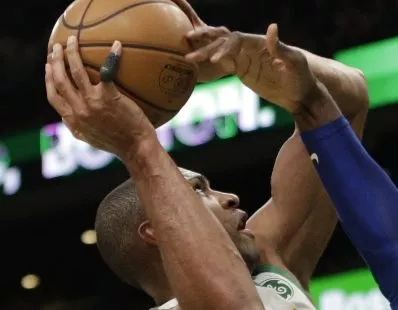 Al Horford fuera por lesión en una rodilla