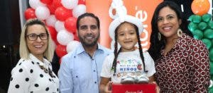 Payless le brinda alegría a 500 niños con donativo