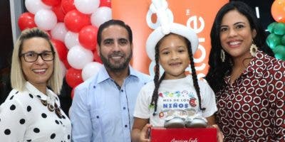 Payless le brinda alegría a 500 niños con donativo