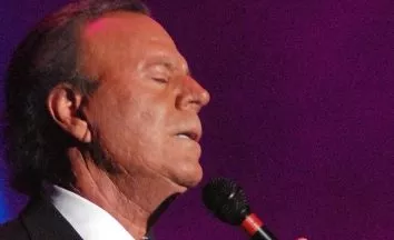 Julio Iglesias lanza beca musical con Latin Grammy para expandir su legado