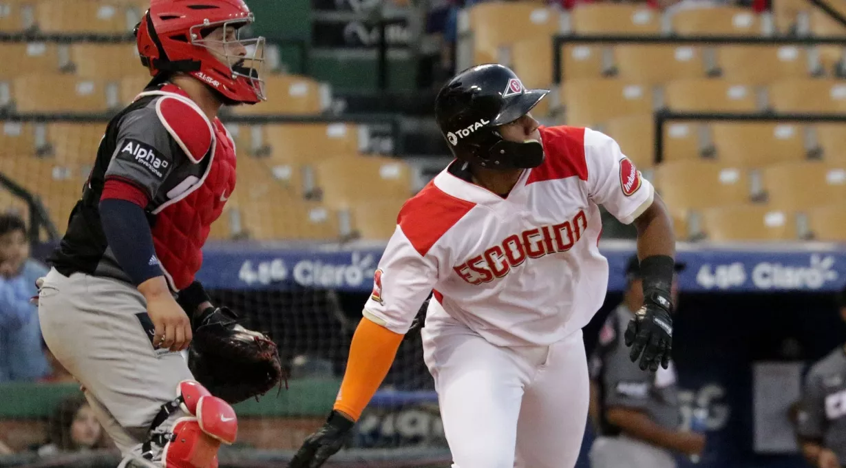 Leones se imponen 4-2 a los Gigantes del Cibao