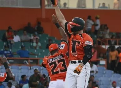 Toros y Tigres inician con triunfos semifinal del béisbol dominicano