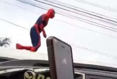 ‘Spiderman’ real salta por encima carros e marcha