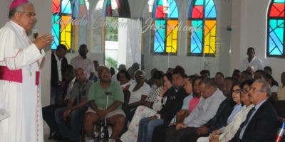Inauguración templo se vuelve ‘peticiones’