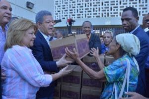 Leonel Fernández inicia entrega de cajas navideñas