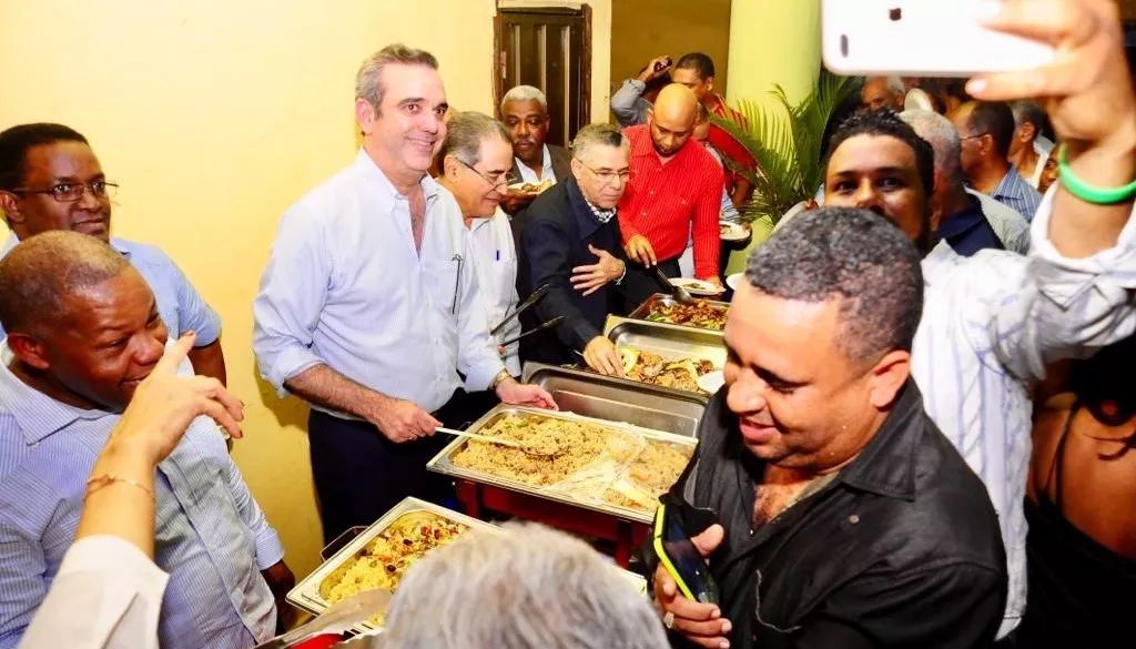 abinader-sirve-raciones-de-comida-a-los-asistentes-alencuentro-en-sde