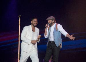 El bachatero junto a Juan Luis Guerra.