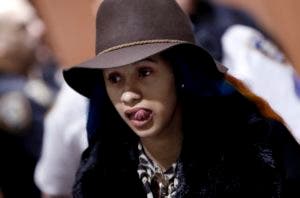 Juez prohíbe a rapera Cardi B acercarse a camareras que supuestamente agredió