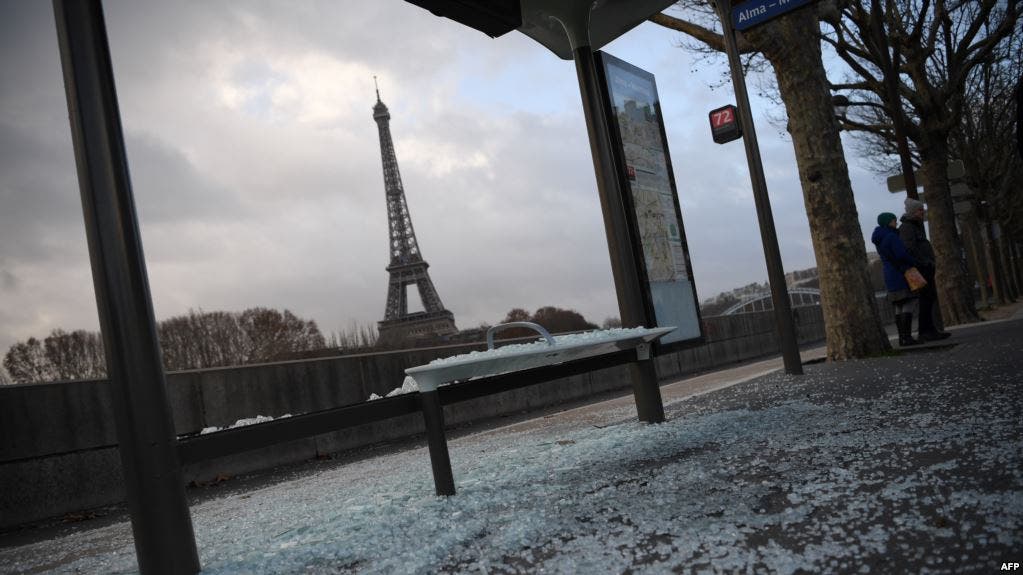 París reabre museos, limpia las calles, tras disturbios