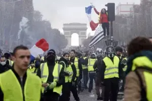 Los principales monumentos de París cerrarán mañana por temor a las protestas contra alza de combustibles