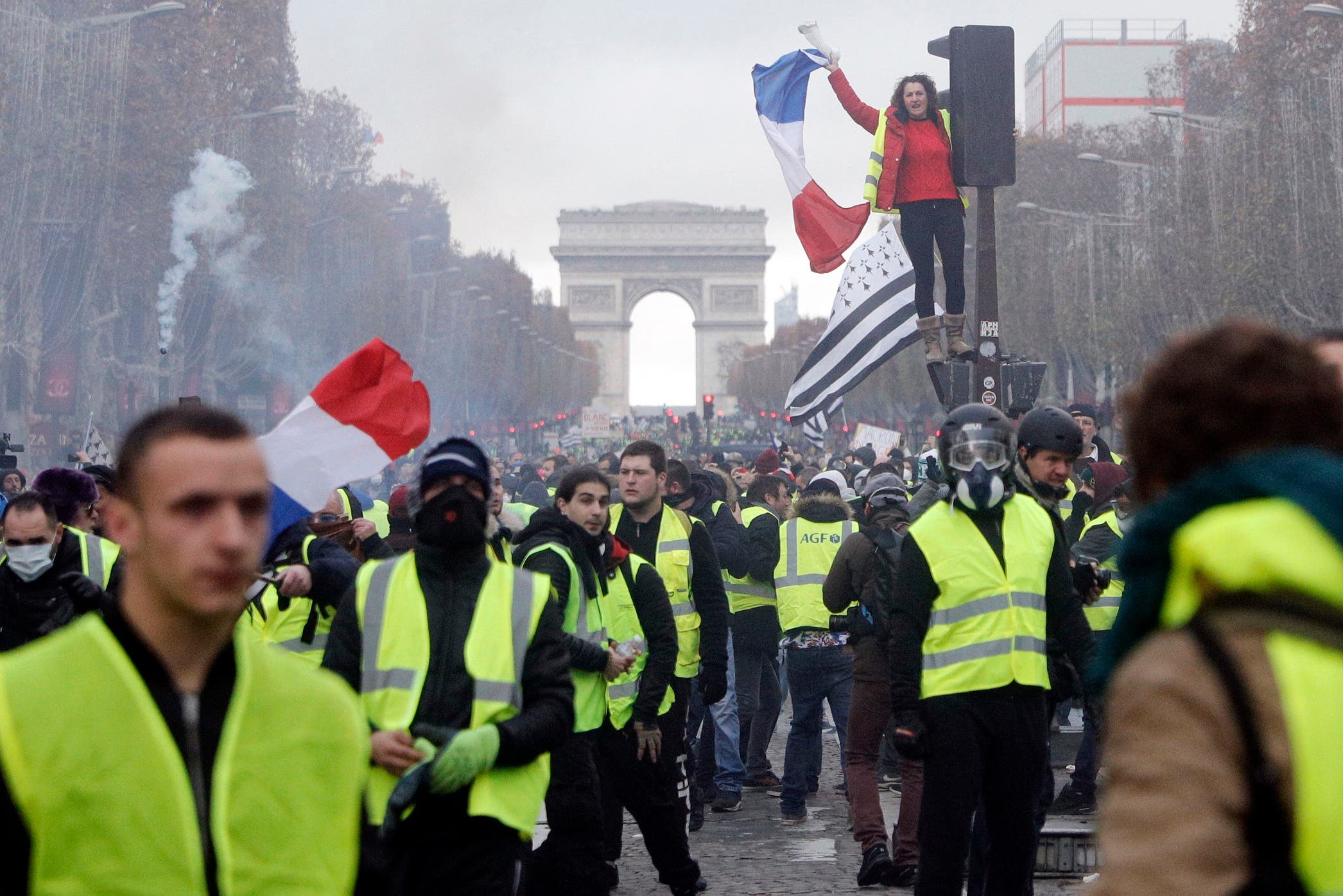 Los principales monumentos de París cerrarán mañana por temor a las protestas contra alza de combustibles