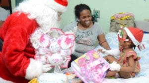 Dr. Santa, un oasis de alegría para los niños del Robert Reid