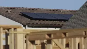 California requiere que casas nuevas integren energía solar