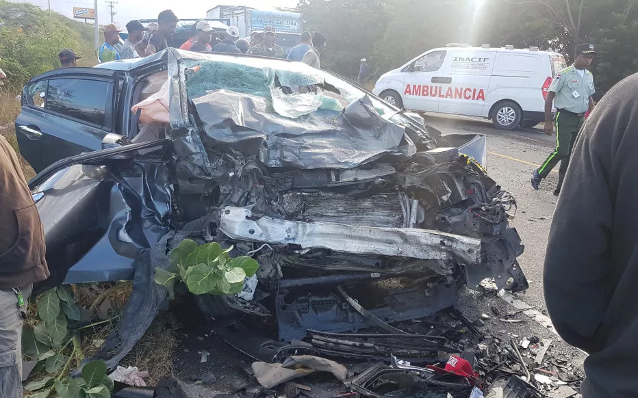 Dos muertos y tres heridos deja  un accidente de tránsito carretera Azua- Baní