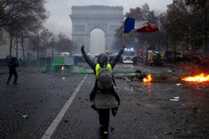 Gobierno francés no descarta decretar estado de emergencia tras la revuelta