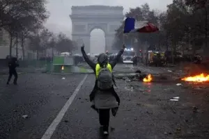 Gobierno francés no descarta decretar estado de emergencia tras la revuelta