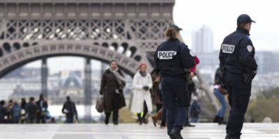 Francia refuerza seguridad en Nochevieja por amenaza terrorista y “chalecos»