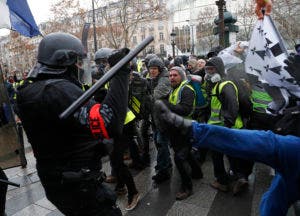 Una treintena de heridos y más de 600 detenidos en las protestas en París