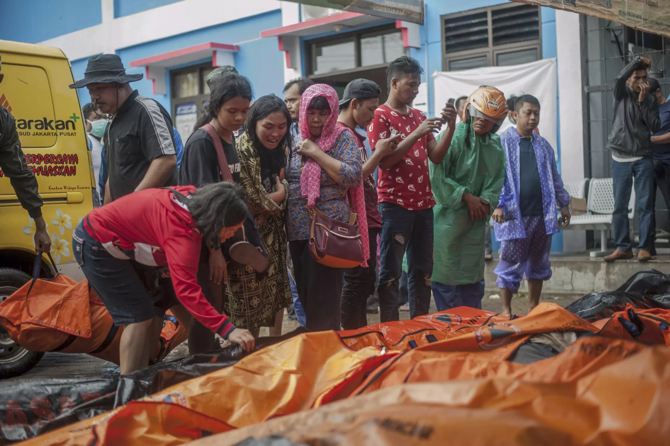 Suben a 373 los muertos, 1.459 heridos y 128 desaparecidos por tsunami en Indonesia