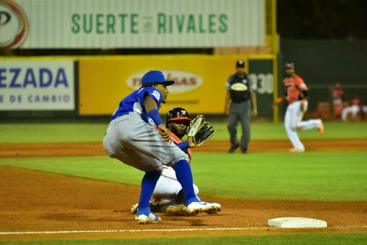 Toros se quedan solos en la cima en semifinal del béisbol dominicano