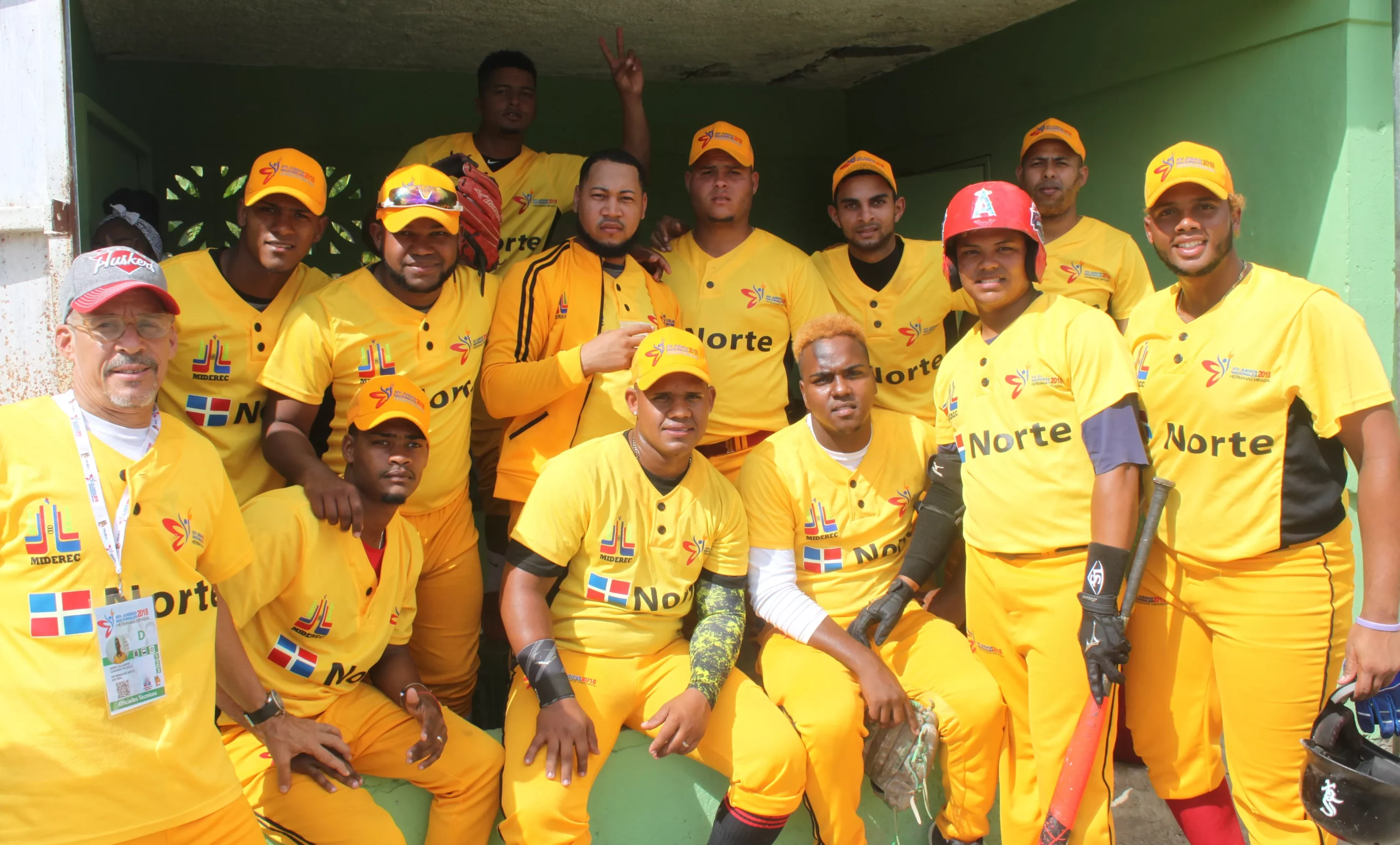 Este vence a sexta zona en  el softbol masculino avanzando a semi final  