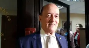 Senador Prim Pujals enfrenta ciudadano por exigir sus derechos en la fila de un banco