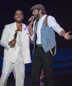 Romeo Santos y Juan Luis Guerra cantan “Carmín”.