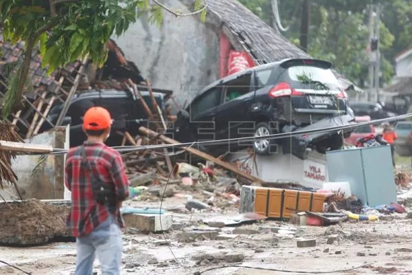 Ascienden a 222 muertos y 843 heridos por un tsunami en Indonesia