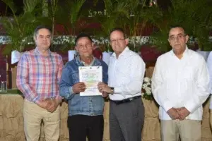 Medio Ambiente entrega certificados corte de madera a propiertarios de plantaciones