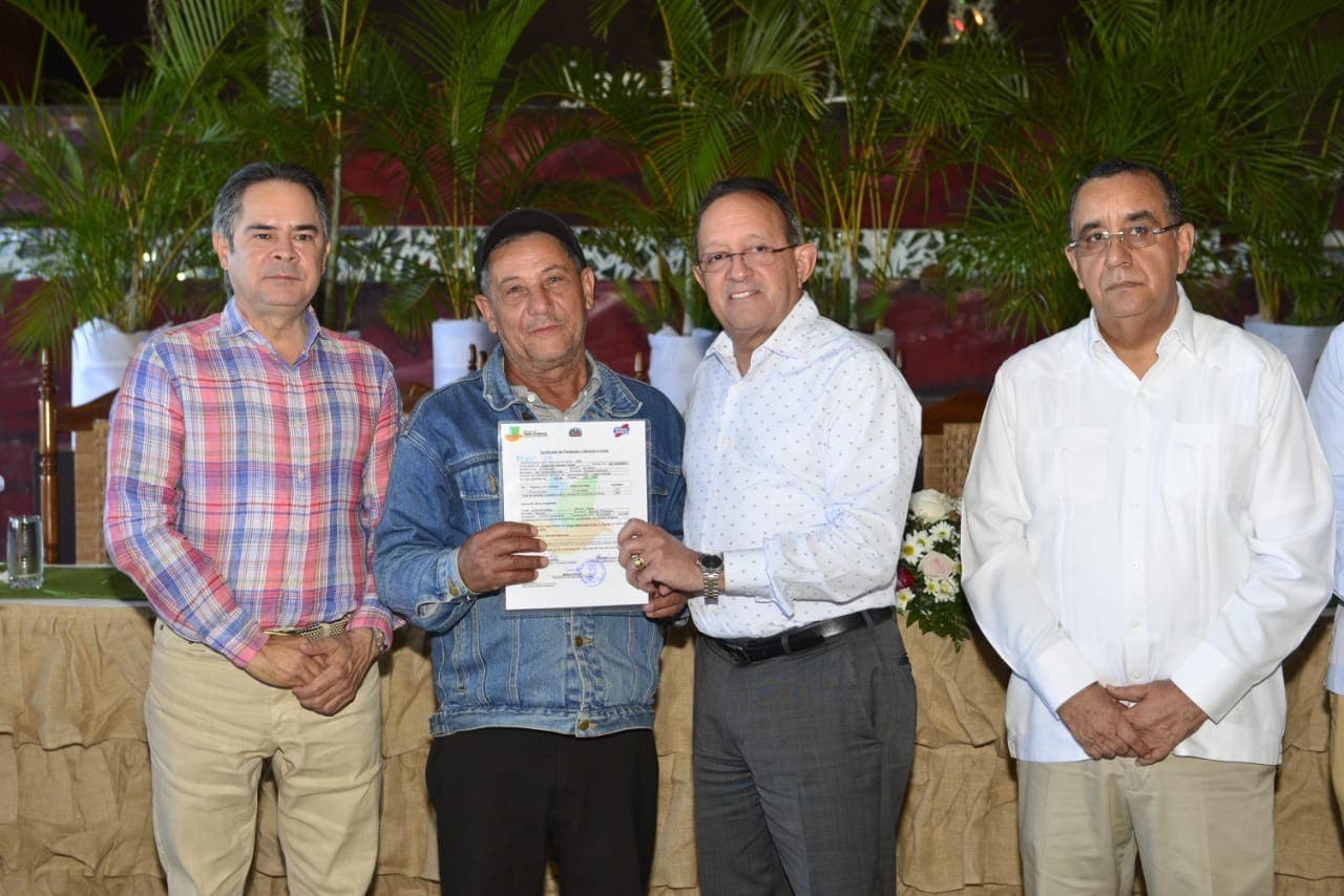 Medio Ambiente entrega certificados corte de madera a propiertarios de plantaciones