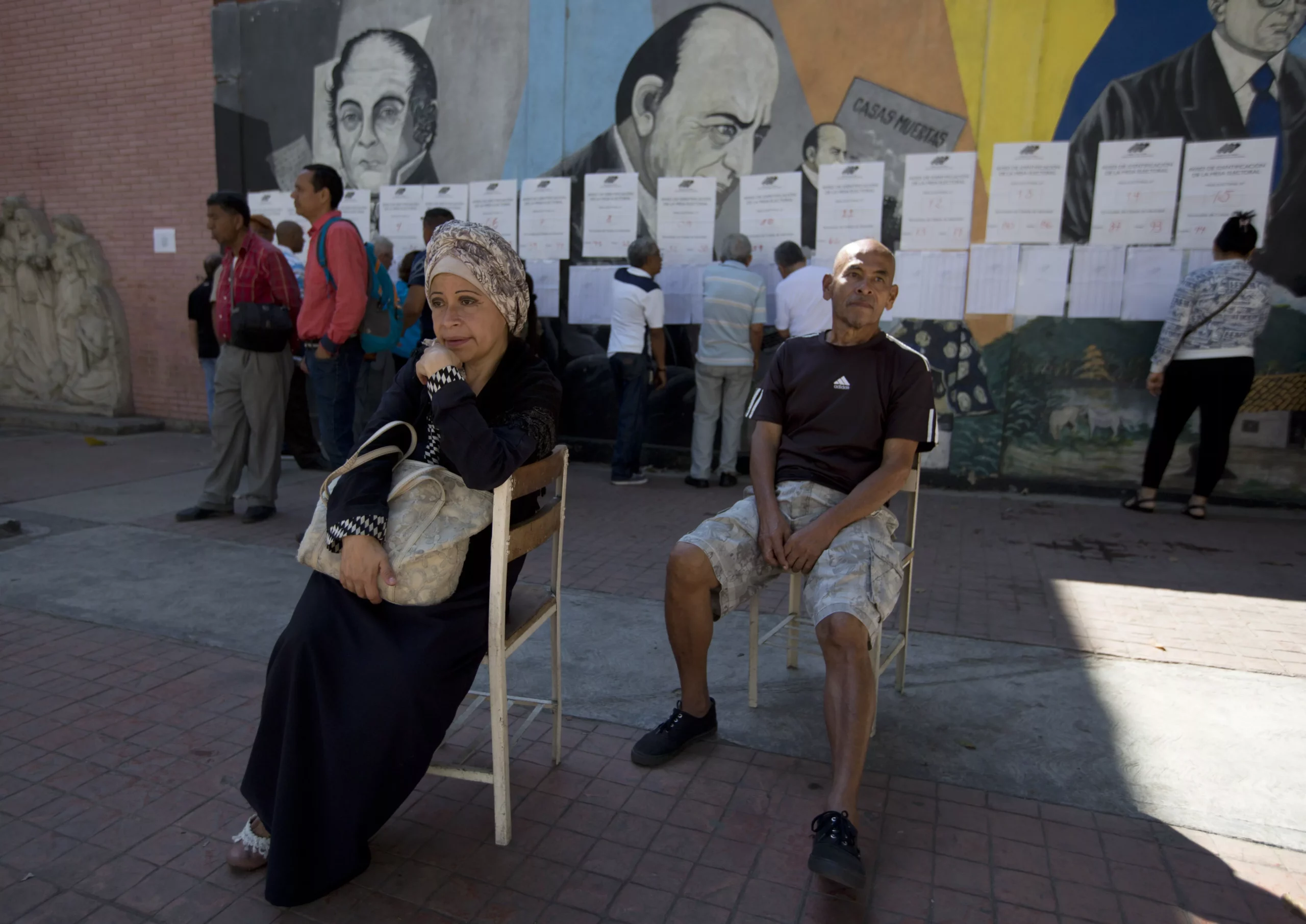 Venezolanos acuden a elecciones municipales