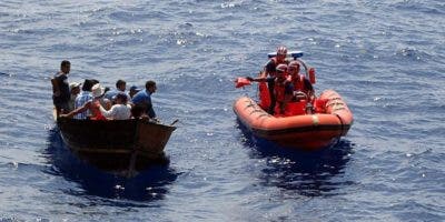 Detienen a 16 indocumentados en aguas de Puerto Rico al llegar en una barcaza