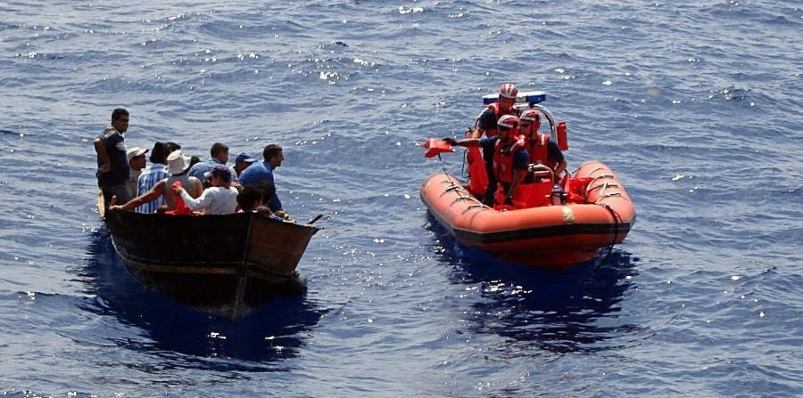Detienen a 16 indocumentados en aguas de Puerto Rico al llegar en una barcaza