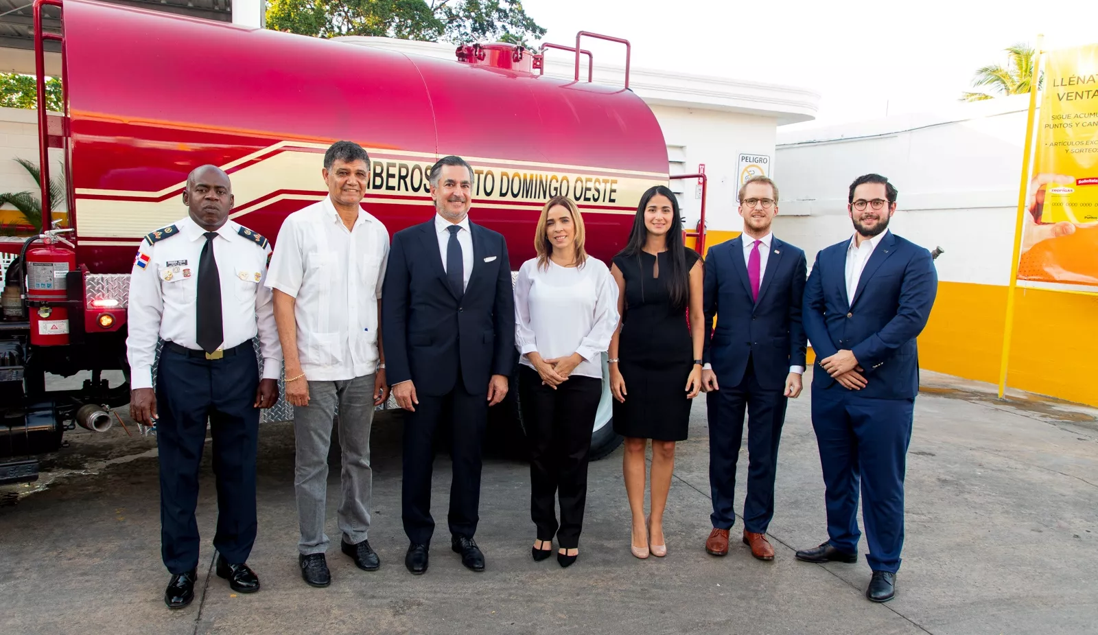 Fundación dona estación y camión a bomberos de Santo Domingo Oeste