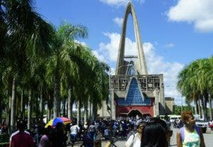 Miles de feligreses de todo el país visitan la basílica de Higüey.